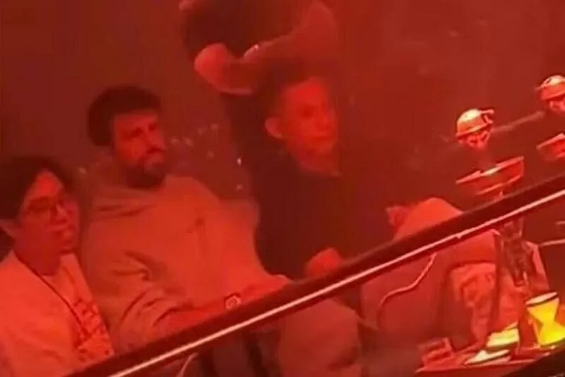 Hình ảnh được cho là streamer đình đám Độ Mixi hút shisha trong bar
